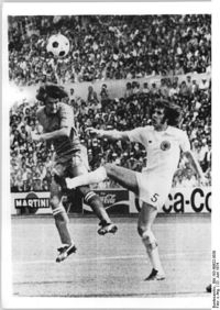 Bundesarchiv Bild 183-N0622-0030, Fußball-WM, Schottland - Jugoslawien 1-1.jpg