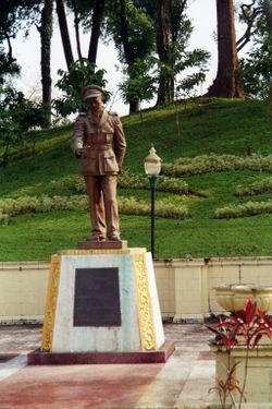 Myanmar-Yangon-Aung San Statue.jpg